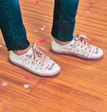 Zapatos. Niña con mochila rosa y bolsa de mano rosa Girls Attitude. Pulsa aquí para encontrar más accesorios, abre en pestaña nueva.