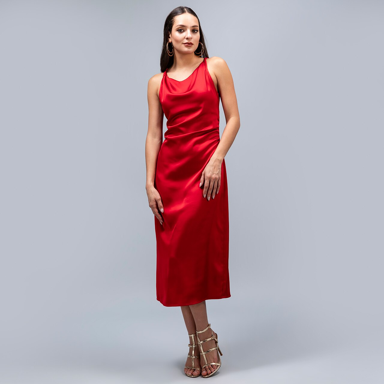 Imagen de mujer usando vestido JLO. Pulsa aquí para descubrir diferentes estilos.