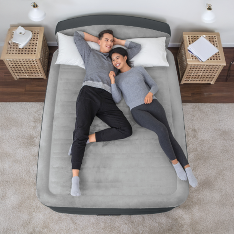 Personas descansando en colchón inflable. Pulsa aquí para ver productos Bestway.