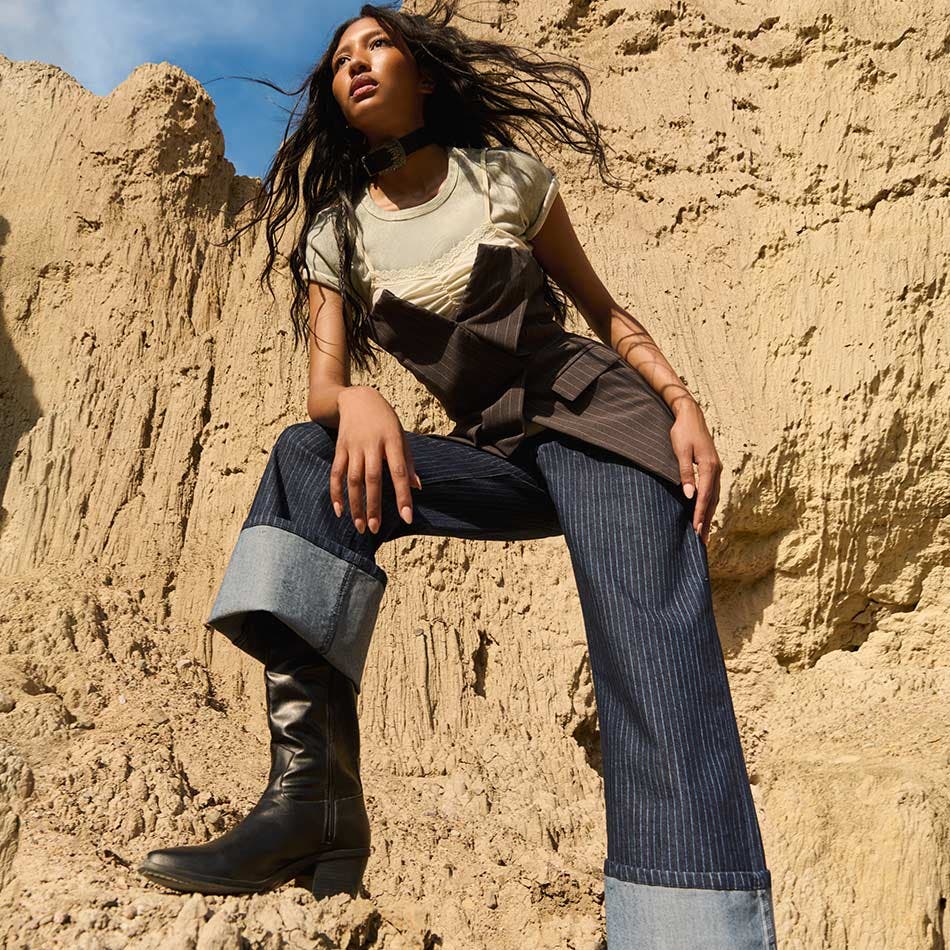 Strona. Mujer luciendo look de temporada Strona. Pulsa aquí para ver más.