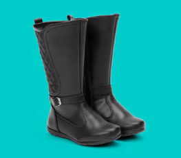 Botas. Par de botas altas en color negro, con hebilla a la altura del tobillo. Pulsa aquí para ver botas.