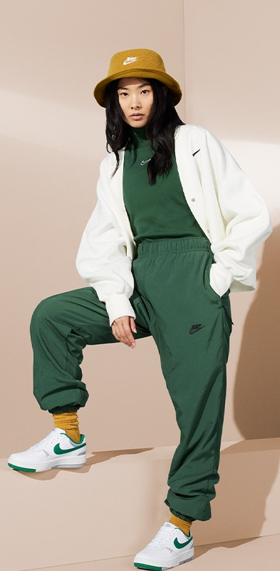 Nike. Modelo femenino vistiendo looks deportivos de la marca. Pulsa aquí para ver productos para mujer.