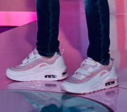 Tenis. Par de tenis en color rosa con detalles en blanco, ajuste de tiras de velcro. Pulsa aquí para ver tenis.