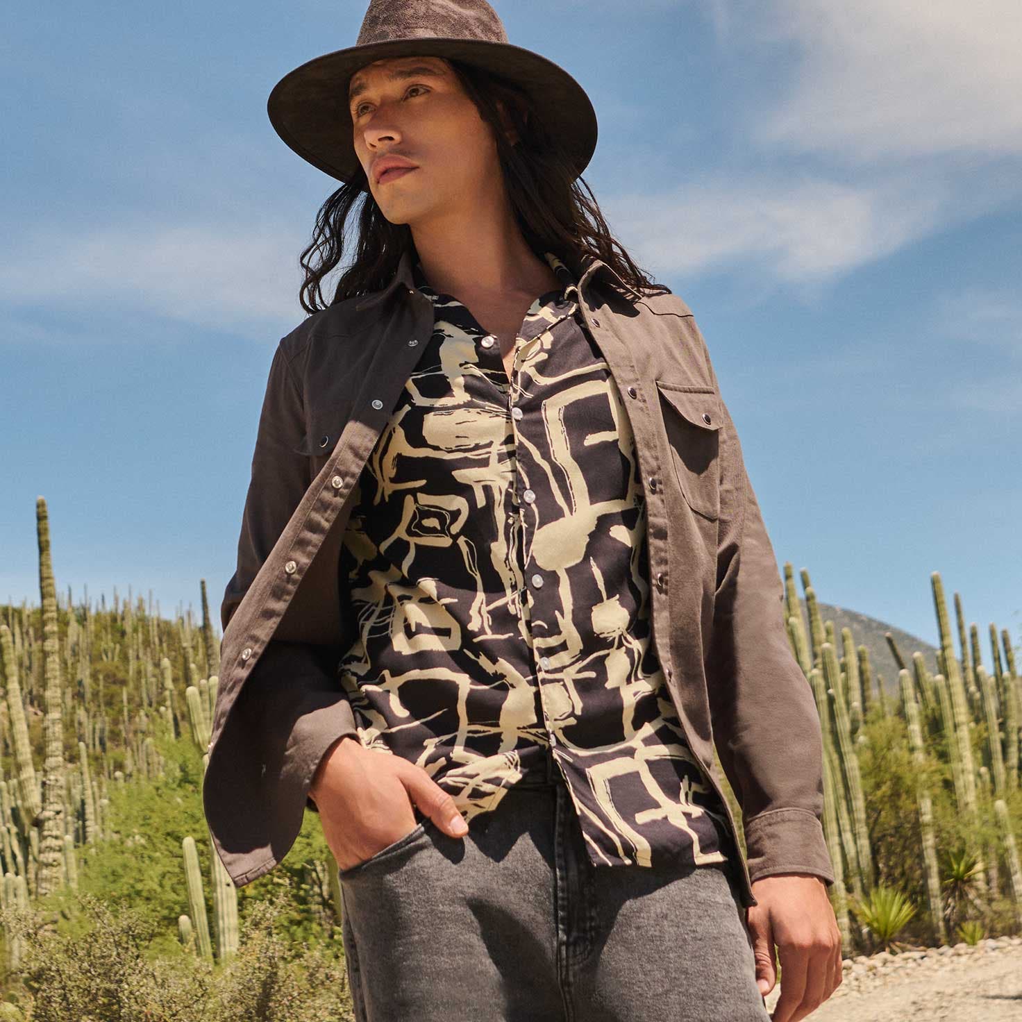 Strona. Hombre luciendo look de temporada de la marca. Pulsa aquí para ver más looks para hombre.