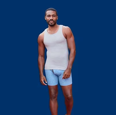 Modelo hombre, camiseta blanca, boxer azul. Pulsa aquí para ver ropa interiror para hombre de la marca Fruit of the Loom.