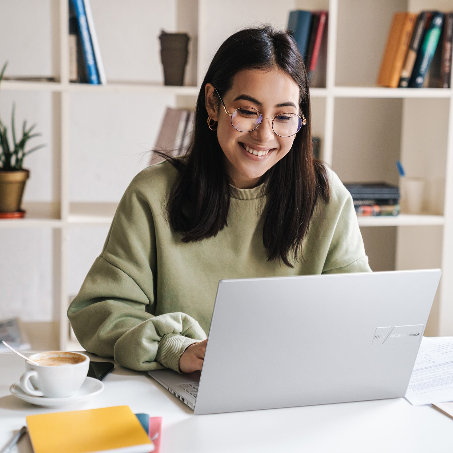 Imagen de modelo mujer joven usando una laptop Vivobook. Pulsa aquí para estrenar la tuya.