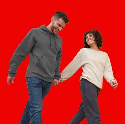 Modelo hombre, sudadera manga larga negra, pants grises. Tenis negros. Pulsa aquí para ver ropa deportiva de la marca Fruit of the Loom.