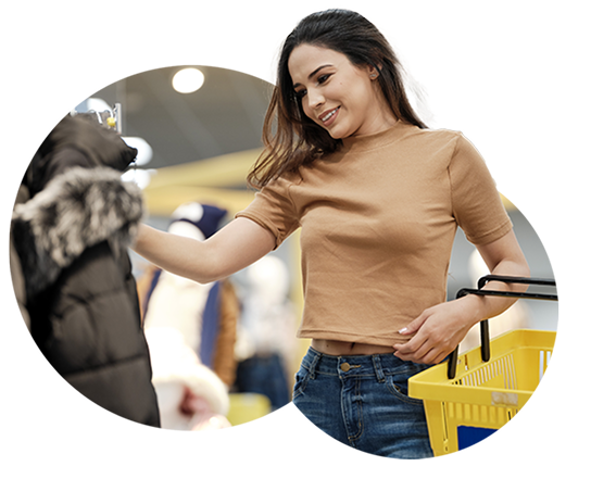 Imagen de señora seleccionando productos