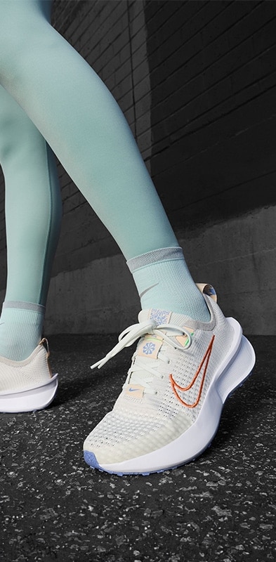 Nike. Composición fotográfica de tenis deportivos de la marca. Pulsa aquí para ver la variedad de modelos disponibles.