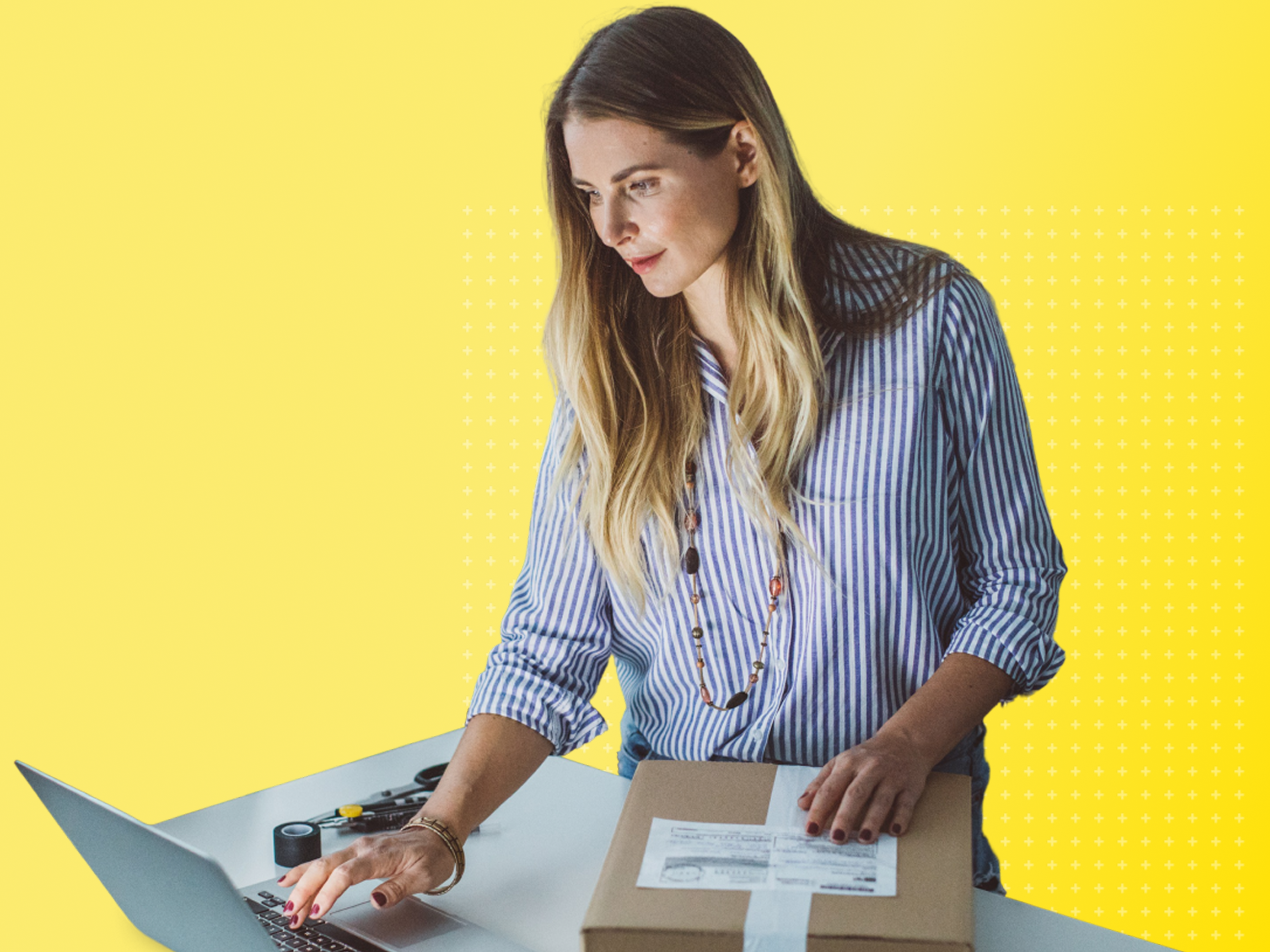 Vendedora de marketplace gestionando sus pedidos.