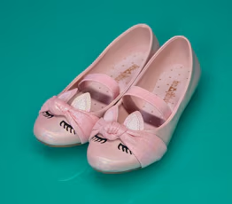 Flats y casuales. Par de flats en color rosa con estampado de pestañas en las puntas y un moño con forma de orejas. Pulsa aquí para ver más flats.