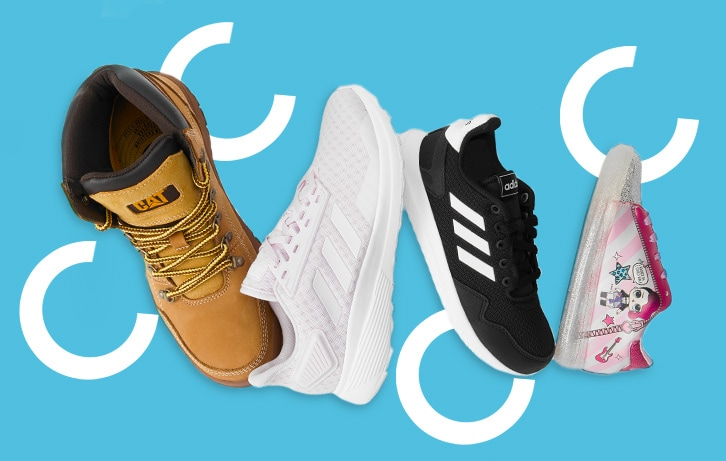 Cuatro tenis de distinto color, modelo, marca y tamaño. Pulsa aquí para encontrar calzado exclusivo en línea para toda la familia.