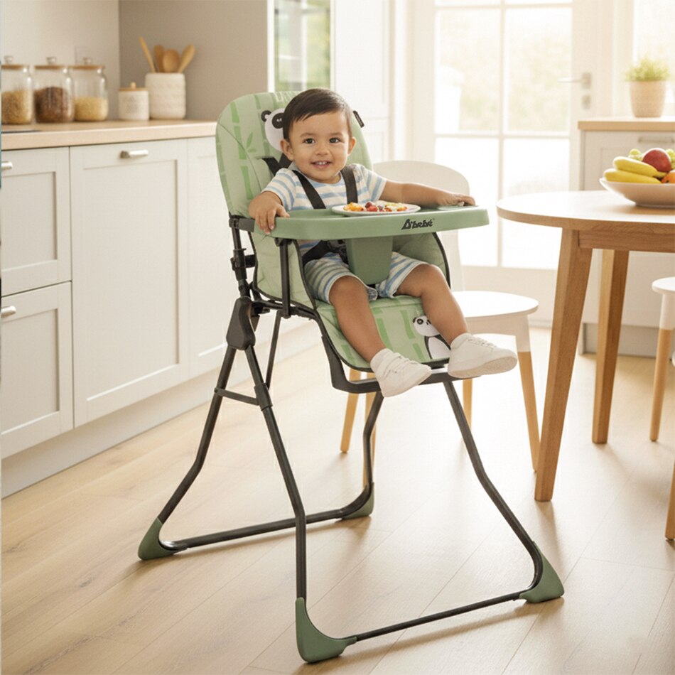 Modelo bebé en silla alta color verde. Pulsa aquí para ver sillas para bebé de la marca D'bebé.