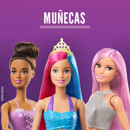 Muñecas. Composición de: tres muñecas barbie una con cabello recogido en tono castaño viste blusa de color morado, otra con cabello rosa y azul, con corona en color plata, viste top en color azul, y la última con cabello rosado y blusa de color plata. Pulsa aquí para ver más muñecas Barbie.