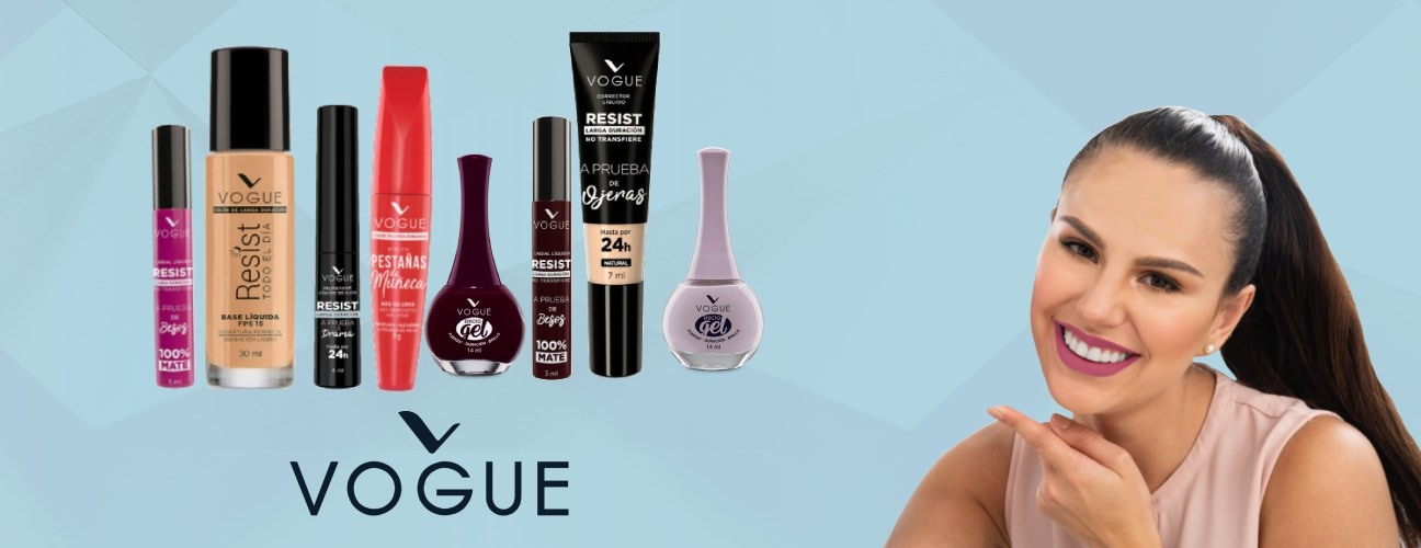 Mujer mostrando composición de cosméticos Vogue compuesta por: base de maquillaje, máscara de pestañas, labial, corrector de ojeras y esmalte para uñas. Pulsa aquí para ver cosméticos Vogue.