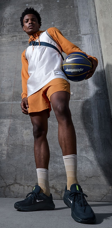 Nike. Modelo masculino vistiendo looks deportivos de la marca. Pulsa aquí para ver productos para hombre.