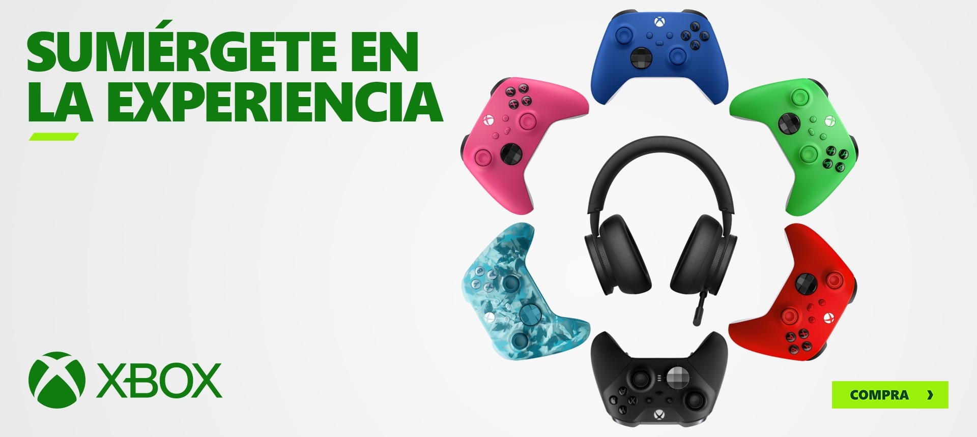 Banner promocional de accesorios Xbox con controles inalámbricos de distintos colores y unos audífonos negros al centro. Incluye el texto “Sumérgete en la experiencia”, el logotipo de Xbox y muestra un botón para comprar.