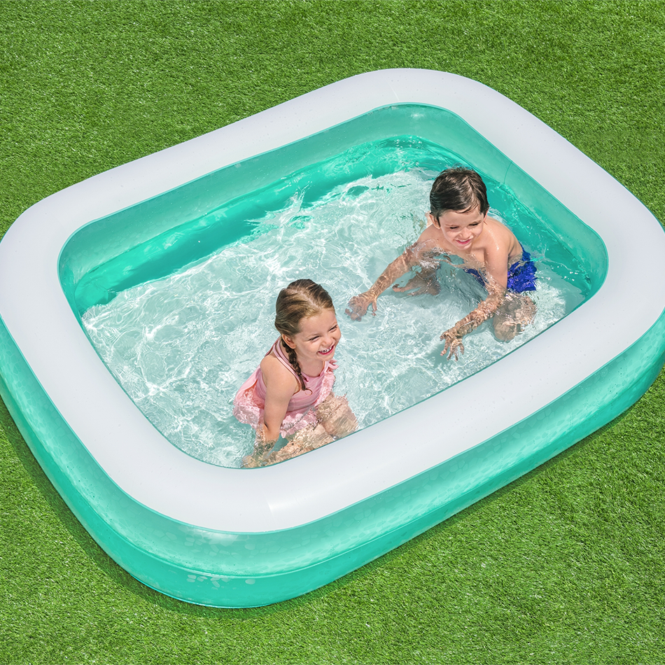 Niños jugando en piscina inflable pequeña. Pulsa aquí para ver productos Bestway.