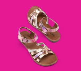 Sandalias. Par de sandalias en color tornasol, con ajuste de hebilla. Pulsa aquí para ver más sandalias.