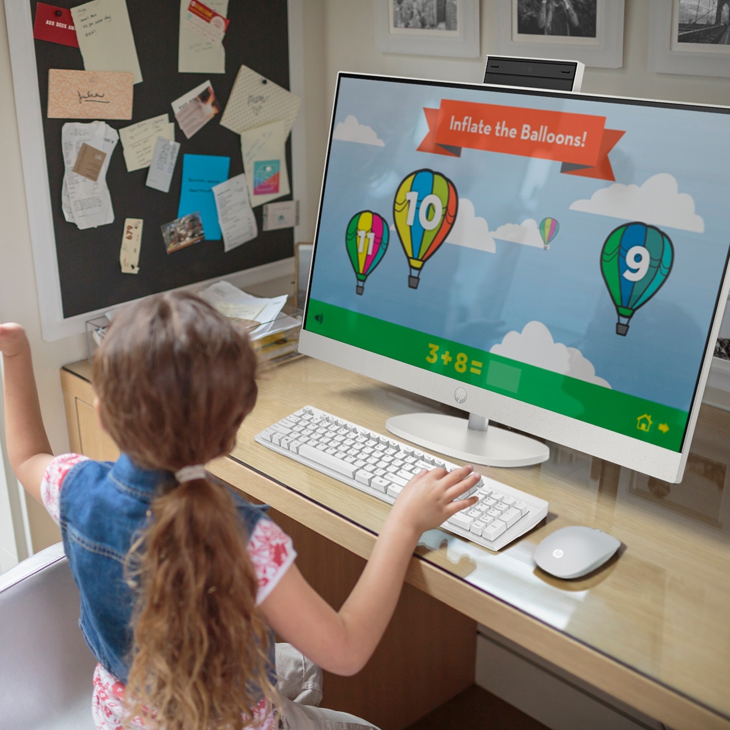 Imagen de niña usando una computadora All in One de HP. Pulsa aquí para conocer los diferentes modelos.