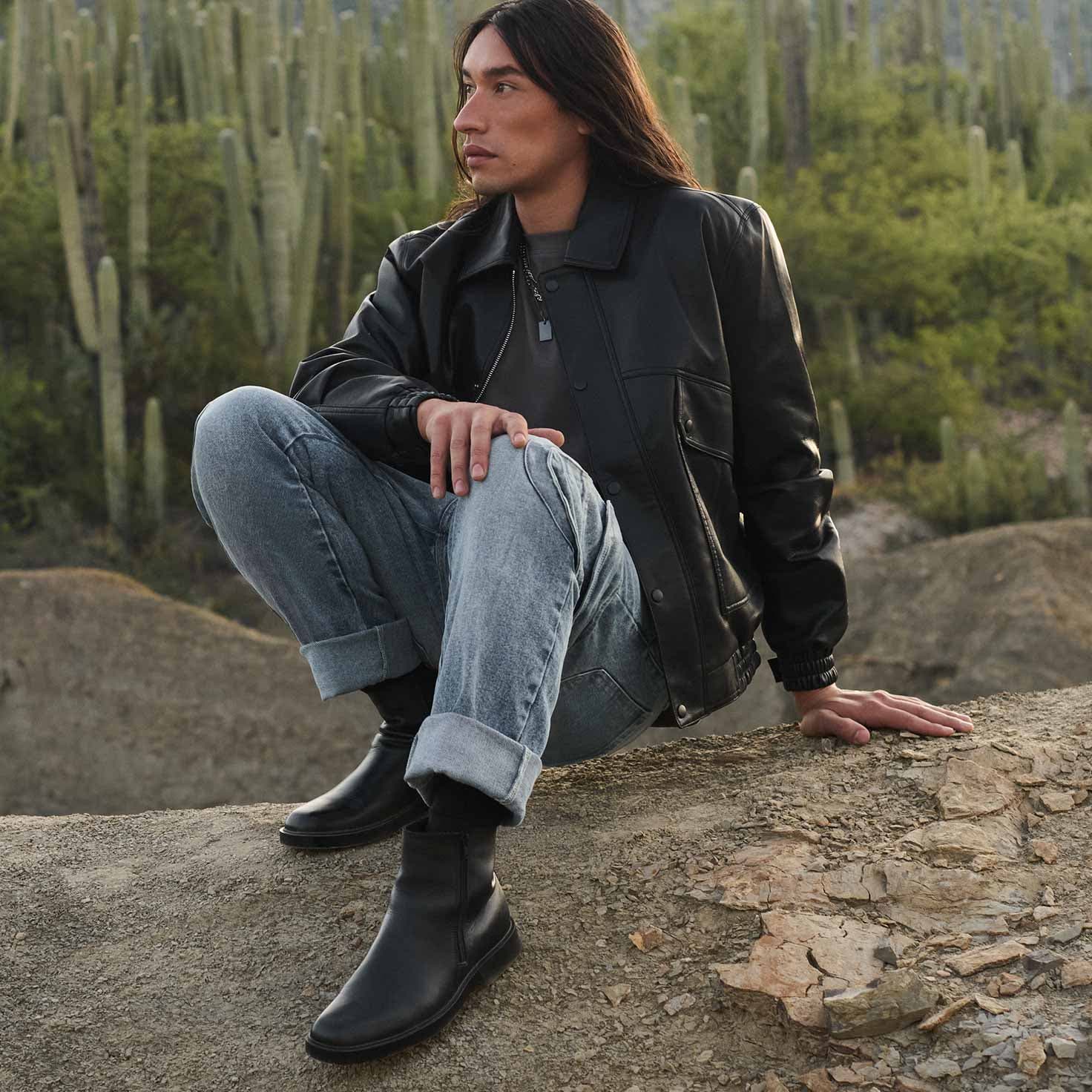 Strona. Hombre luciendo jeans, chamarra y botas Strona. Pulsa aquí para ver más novedades para hombre.