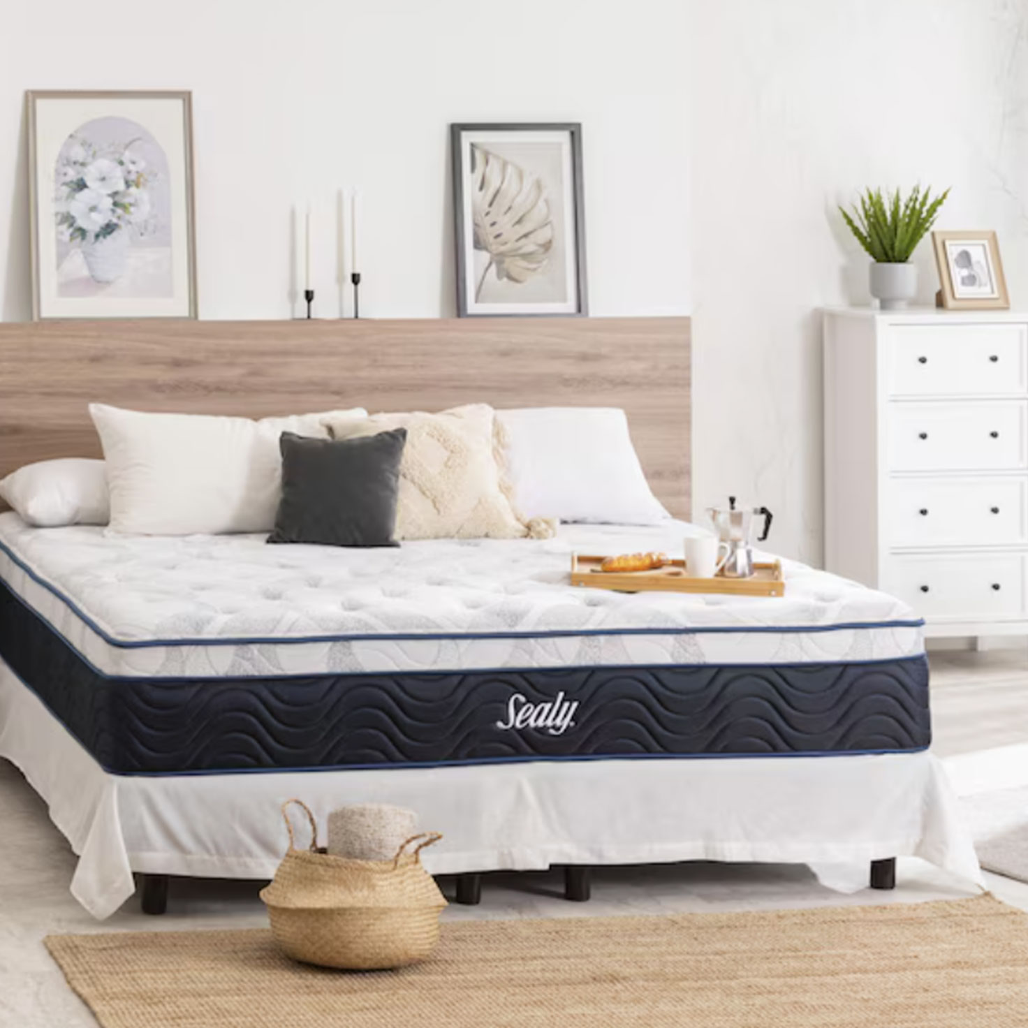 Imagen de cama con colchón Sealy. Pulsa aquí para conocer los modelos más vendidos.