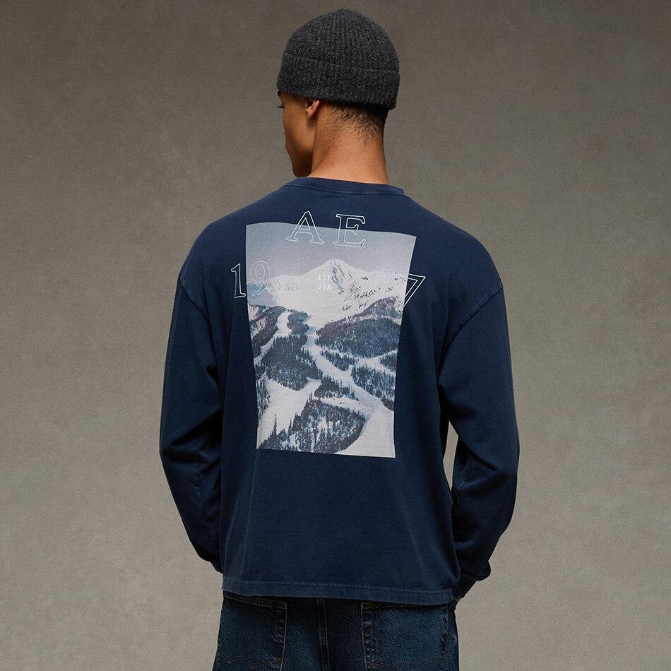 Playera manga larga azul con estampado de paisaje nevado. Pulsa aquí para ver playera American Eagle.