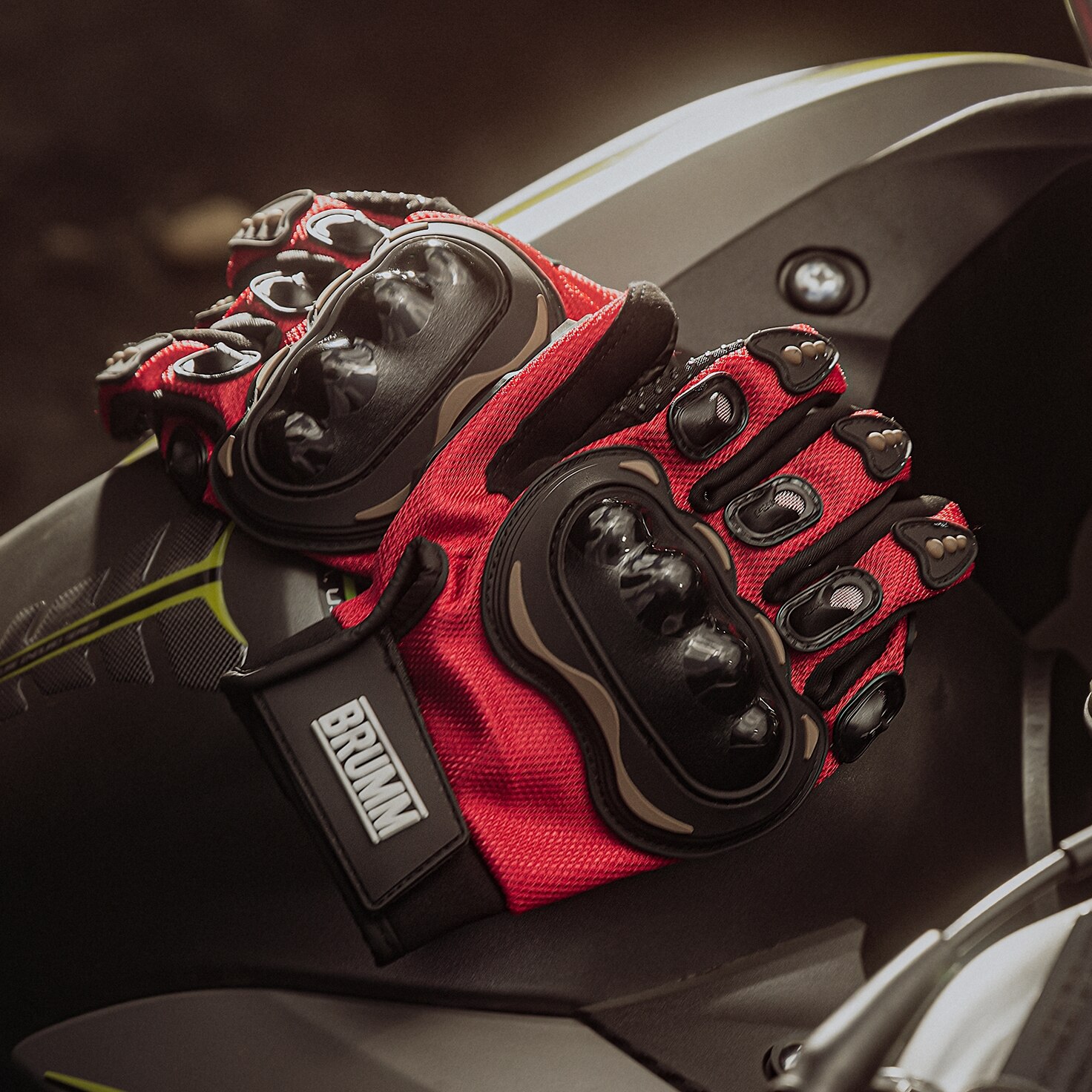 Guantes para motociclista. Pulsa aquí para estrenar.