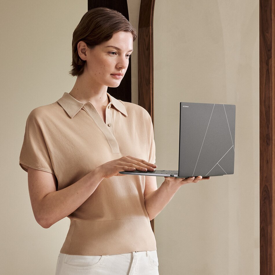 Imagen de mujer usando laptop Zenbook. Pulsa aquí para estrenar la tuya.