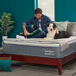 Comfort Dreams. Joven con su mascota disfrutando de un colchón de la marca. Pulsa aquí para ver más modelos.