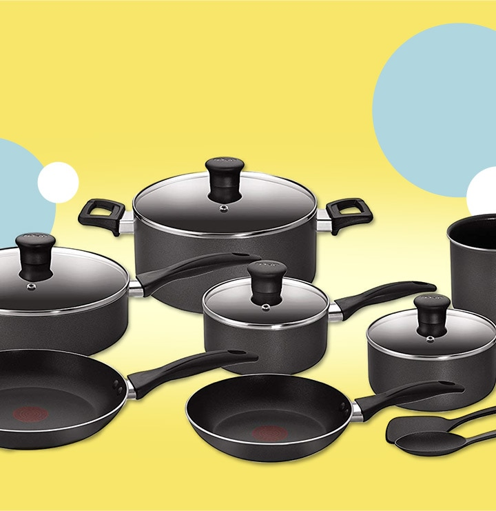 Batería de cocina consiste en varias ollas, sartenes y cucharones, todo de color negro y de distintos tamaños. Pulsa aquí para encontrar más baterías de cocina, abre en pestaña nueva. 