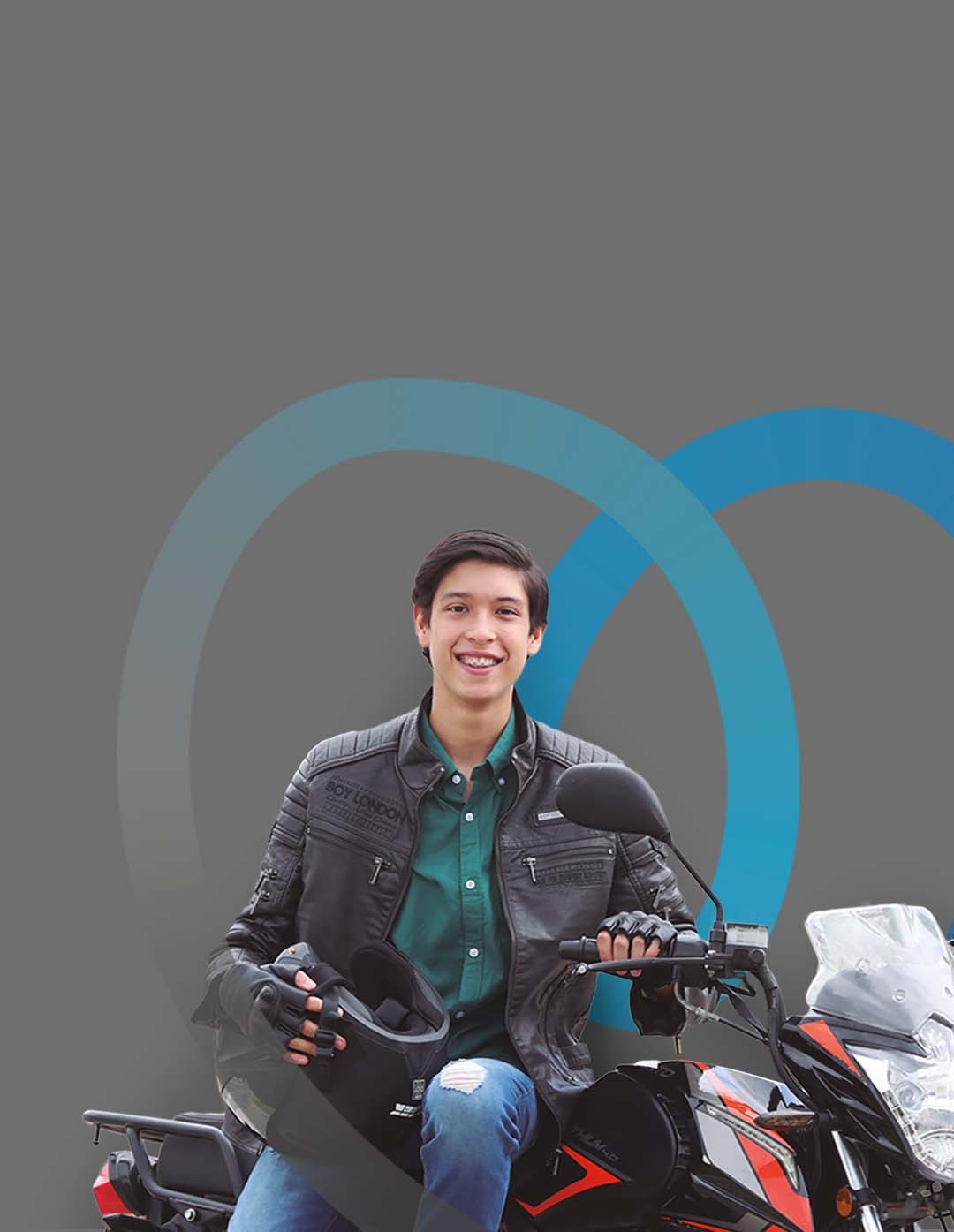 Foto de un hombre feliz con su motocicleta. Viaja tranquilo y protegido. Un seguro para acompañarte y asistirte en tu camino.