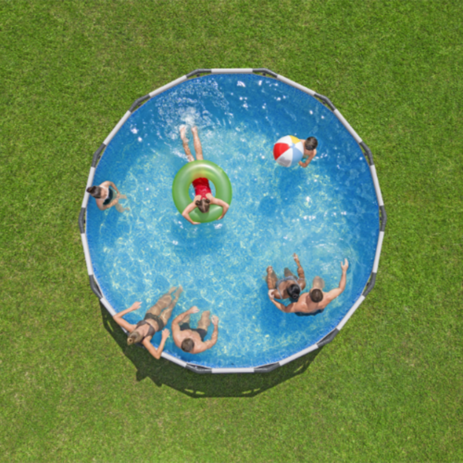 Niños jugando en una piscina con agua y flotadores. Pulsa aquí para ver productos Bestway.