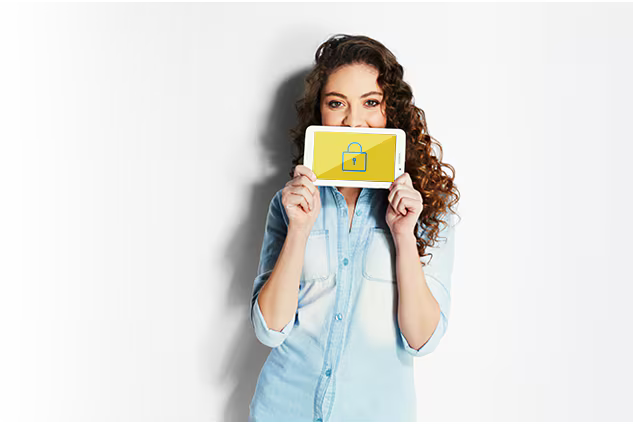 Foto de una señora feliz mostrando un telefono con un fondo de pantalla de compra segura.