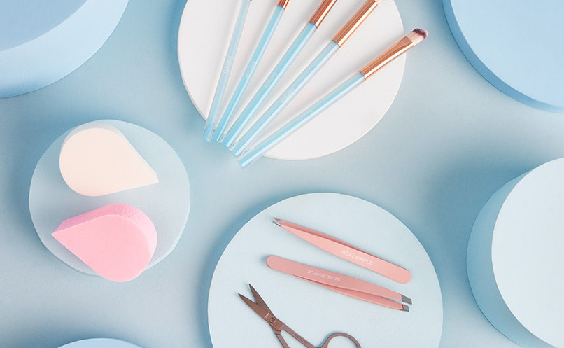 Accesorios. Pulsa aquí para encontrar cosmetiqueras, espejos, brochas de maquillaje y más para ti.