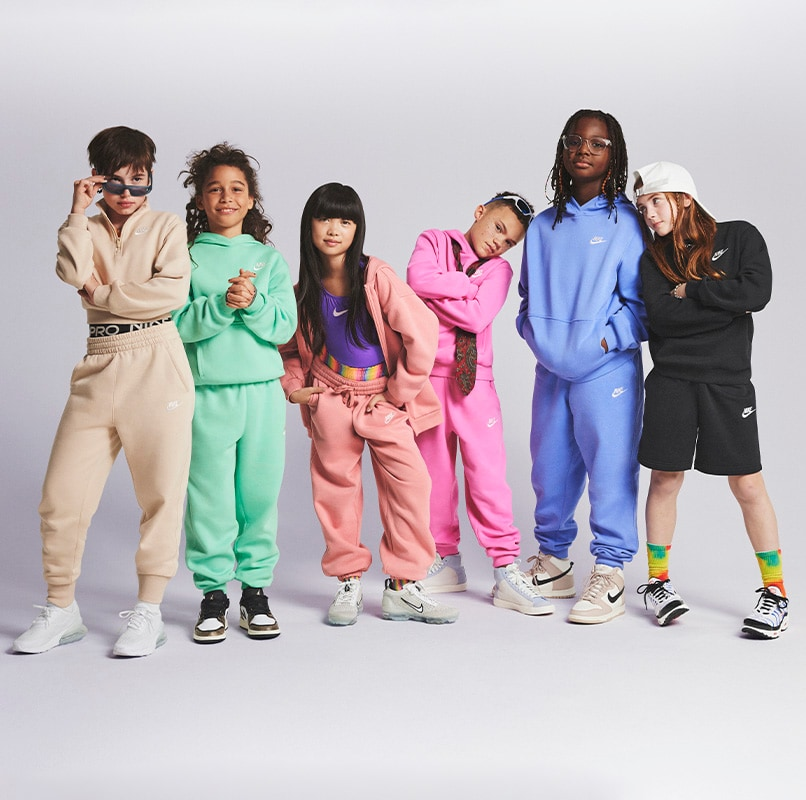Nike. Niños vistiendo looks de la marca. Pulsa aquí para ver ropa y calzado para los peques.