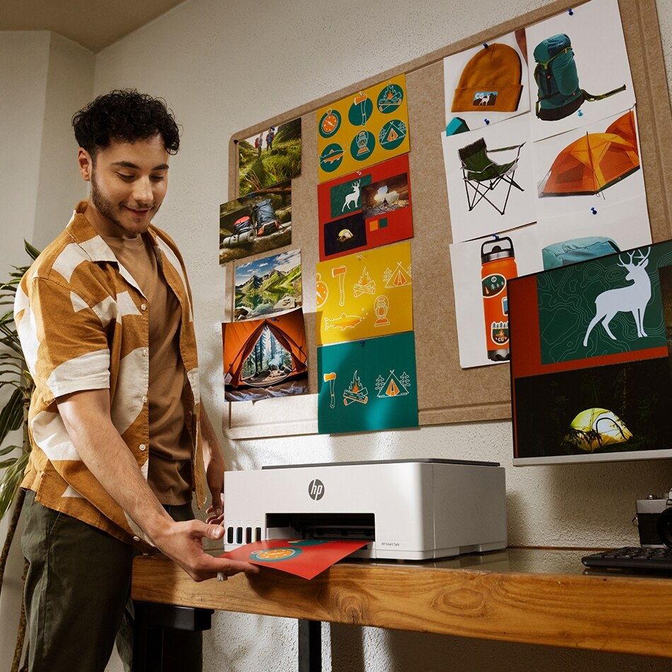 Imagen de modelo hombre joven usando una impresora. Pulsa aquí para equiparte con HP.