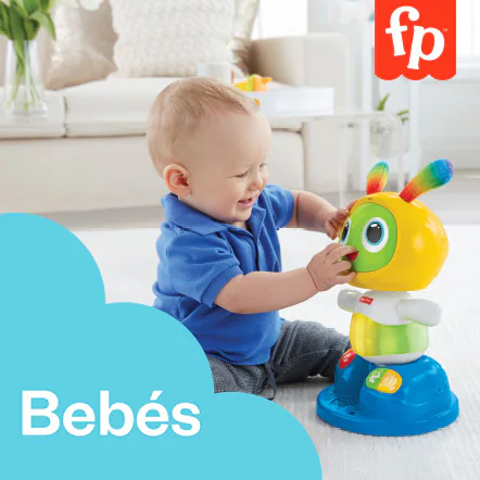 Modelo bebé sentado en el piso. Juega con un muñeco de plástico tipo conejo, con orejas de tela, cara verde, cabeza amarilla, cuerpo blanco y pies azules. Pusa aquí para ver más juguetes para bebé.