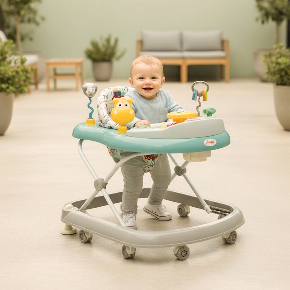 Modelo bebé en andadera color blanco y azul con juguetes diversos. Pulsa aquí para ver andaderas para bebé de la marca D'bebé.